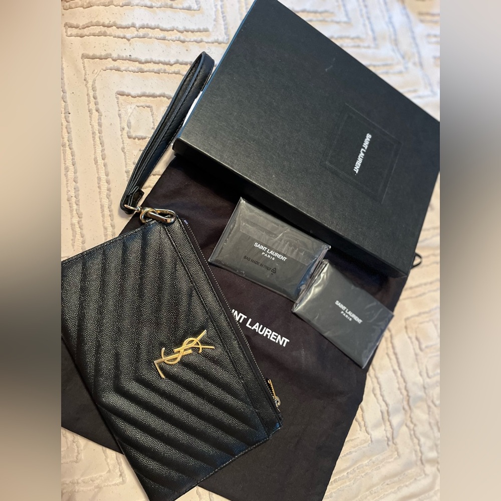 CASSANDRE MATELASSÉ LARGE POUCH IN GRAIN DE POUDRE LEATHER
BLACK.
